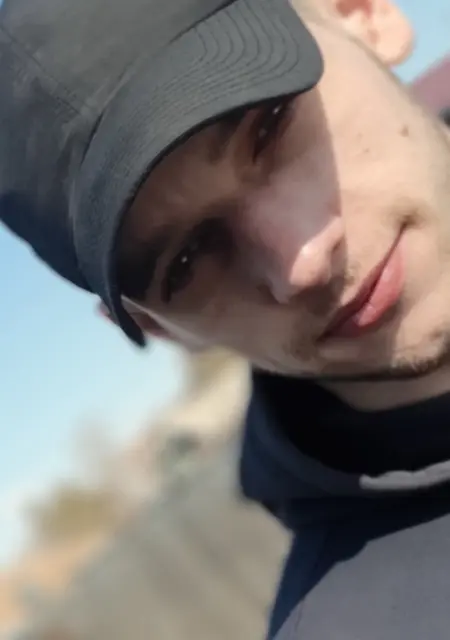 Я Саша, 32, из Москвы, ищу знакомства без обязательств