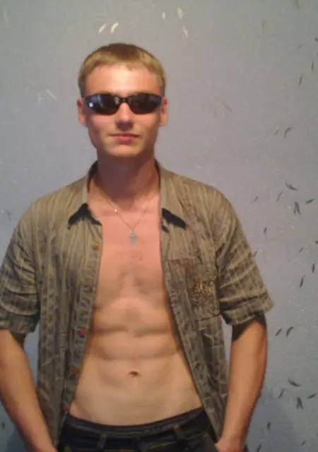 Я Санек, 31, из Нижневартовска, ищу знакомства без обязательств