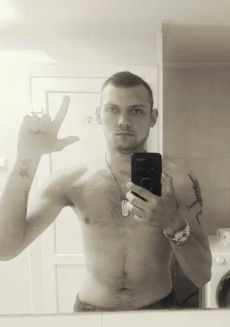 Славик из Гукова, мне 24, познакомлюсь на одну ночь