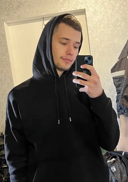 Я Илья, 24, из Нефтеюганска, ищу знакомства на одну ночь