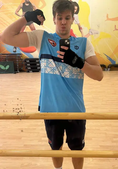 Я Дима, 20, из Евпатории, ищу знакомства без обязательств