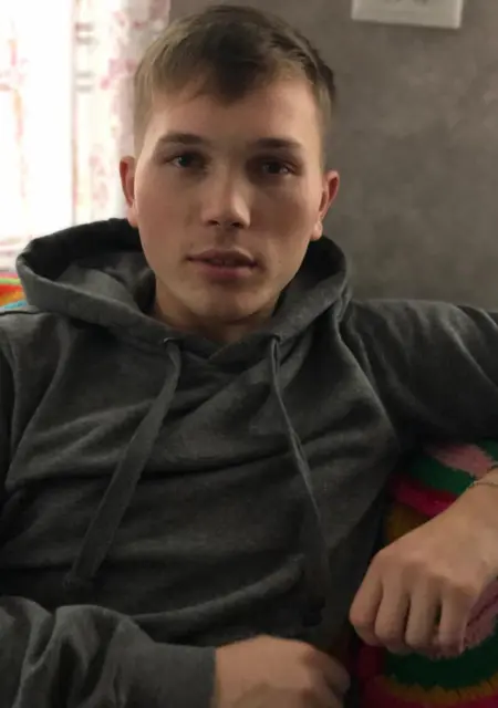 Я Радмир, 27, из Нефтеюганска, ищу знакомства без обязательств