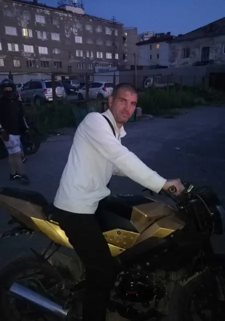 Я Ваня, 41, знакомлюсь на одну ночь в Холмске