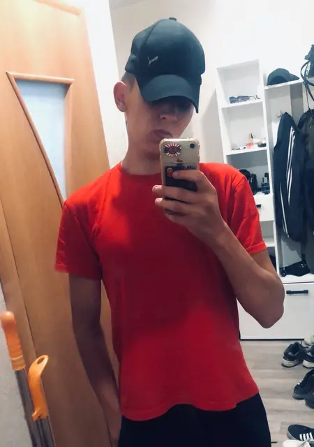 Я Алексей, 20, из Благовещенска, ищу знакомства на одну ночь