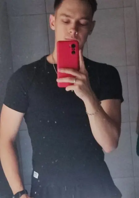 Я Слава, 22, из Кирова, ищу знакомства на одну ночь