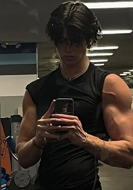 Я Дима, 25, из Благовещенска, ищу знакомства без обязательств