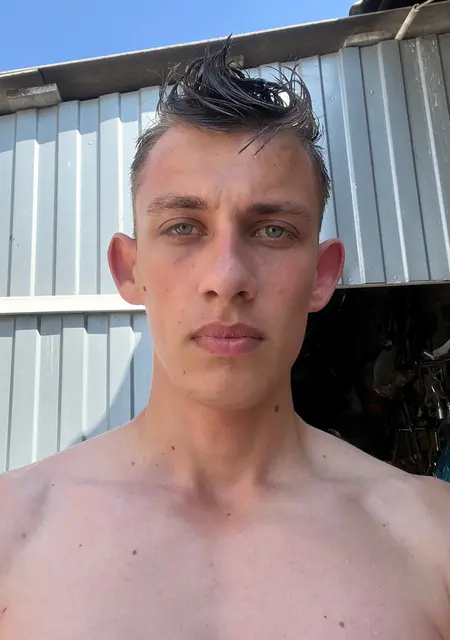 Я Данил, 21, из Новошахтинска, ищу знакомство для постоянных отношений