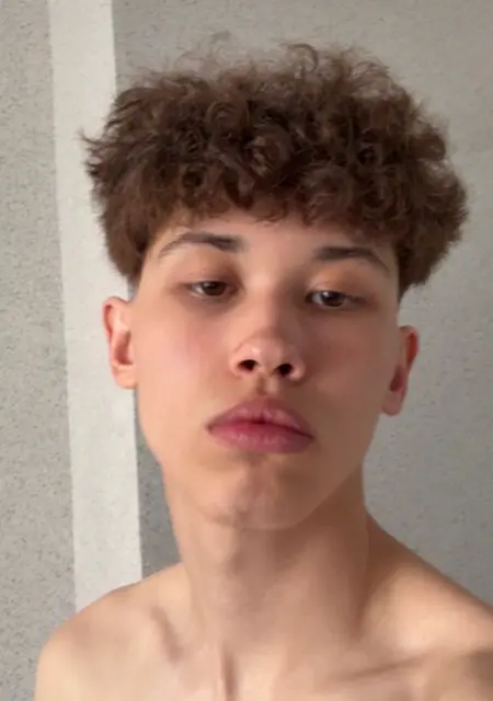 Руслан из Омска, мне 18, познакомлюсь для вирта